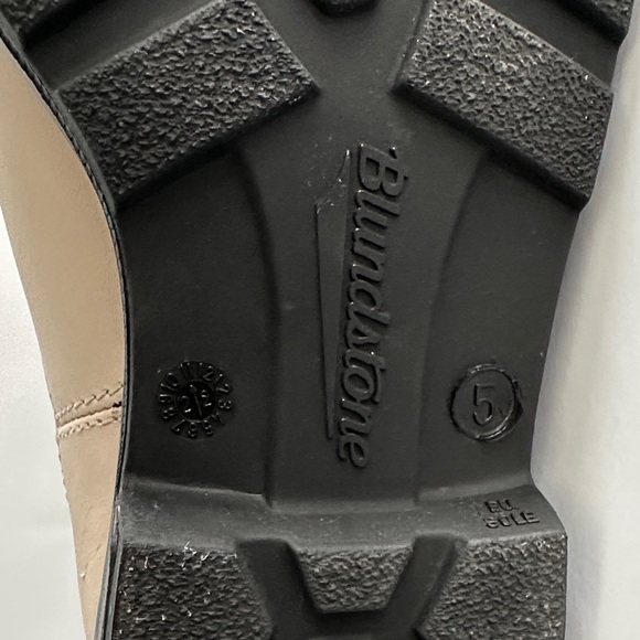 Blundstone Chelsea Boot Review | Jess Ann Kirby - Lifestyle Blog Women’s Blundstone Cream Chelsea Boot